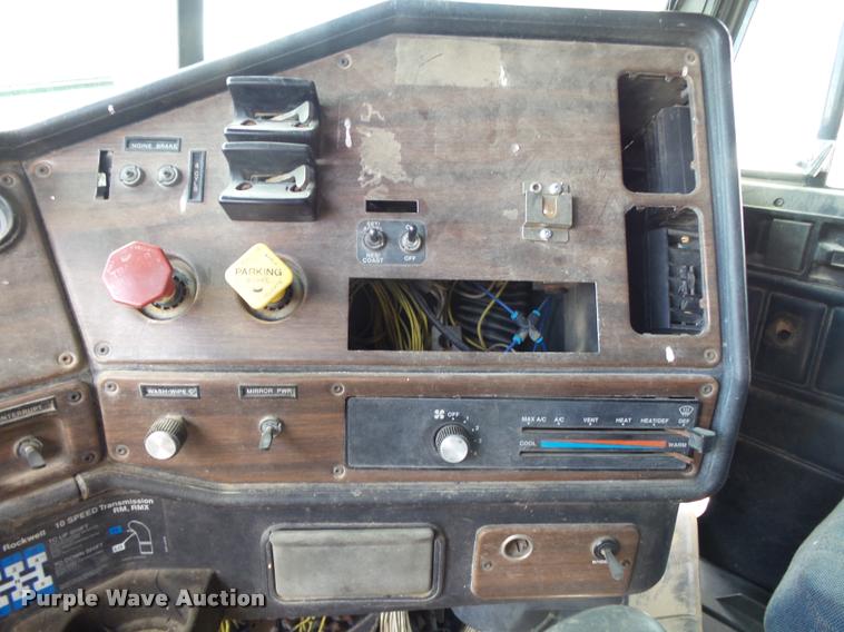 image for item K1096 1996 Freightliner FLD12064T tender truck