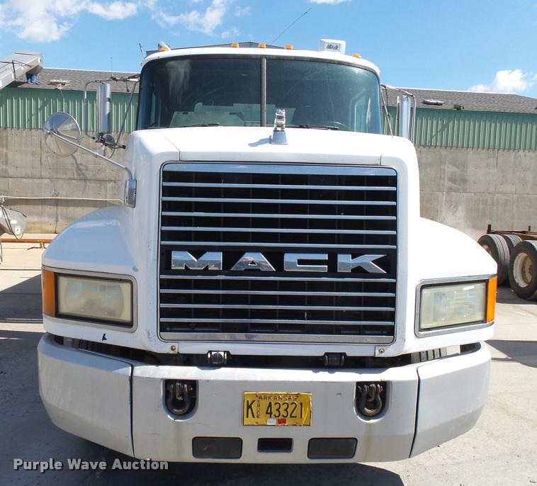 image for item K1098 2000 Mack CH613 tender truck