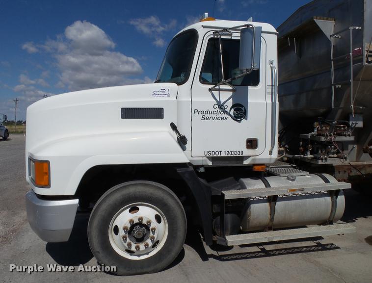 image for item K1098 2000 Mack CH613 tender truck
