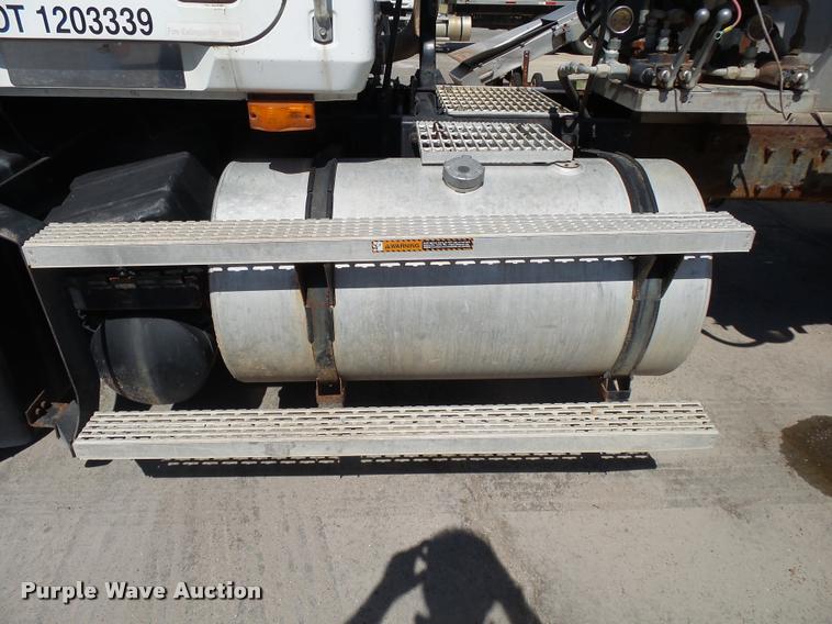 image for item K1098 2000 Mack CH613 tender truck