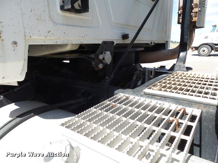 image for item K1098 2000 Mack CH613 tender truck