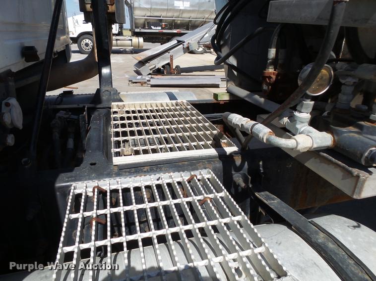 image for item K1098 2000 Mack CH613 tender truck