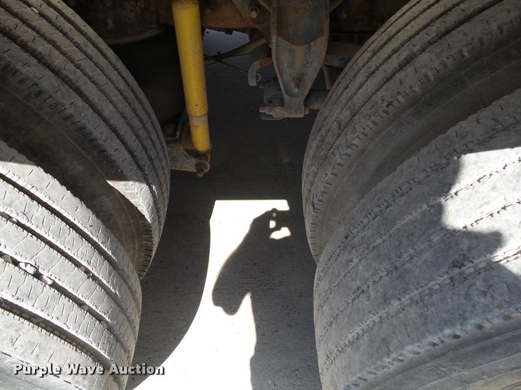 image for item K1098 2000 Mack CH613 tender truck