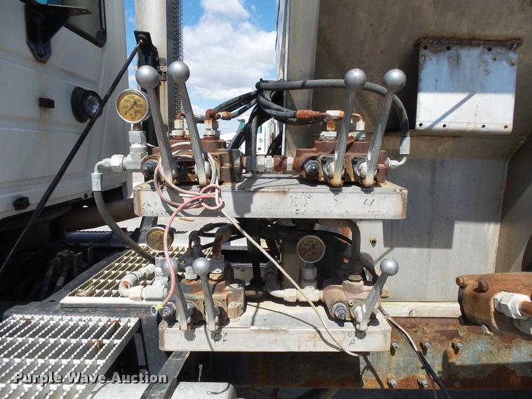 image for item K1098 2000 Mack CH613 tender truck