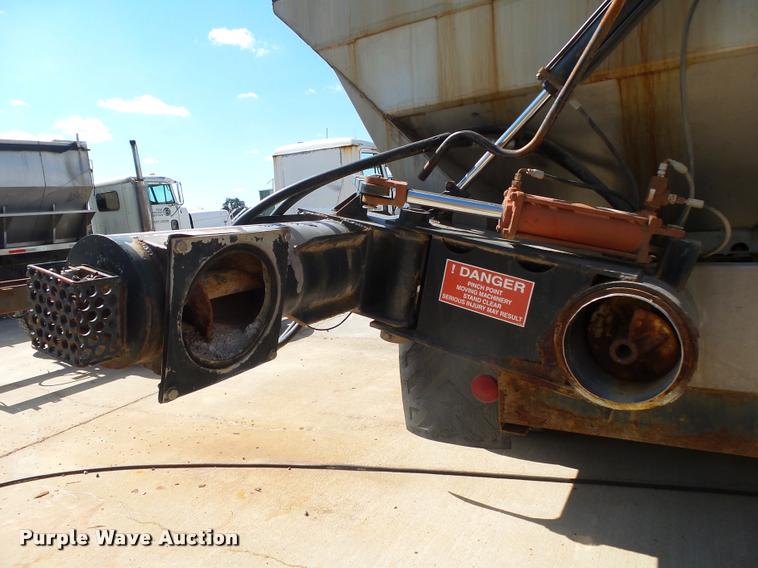 image for item K1098 2000 Mack CH613 tender truck