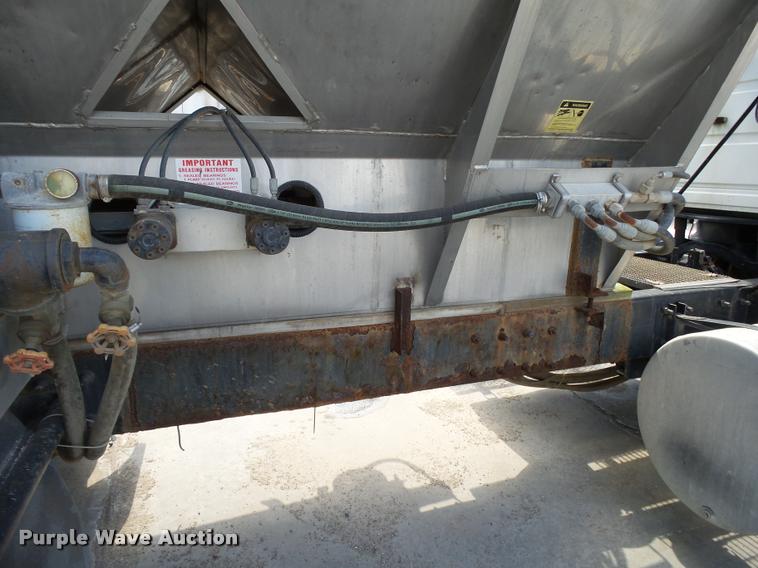 image for item K1098 2000 Mack CH613 tender truck