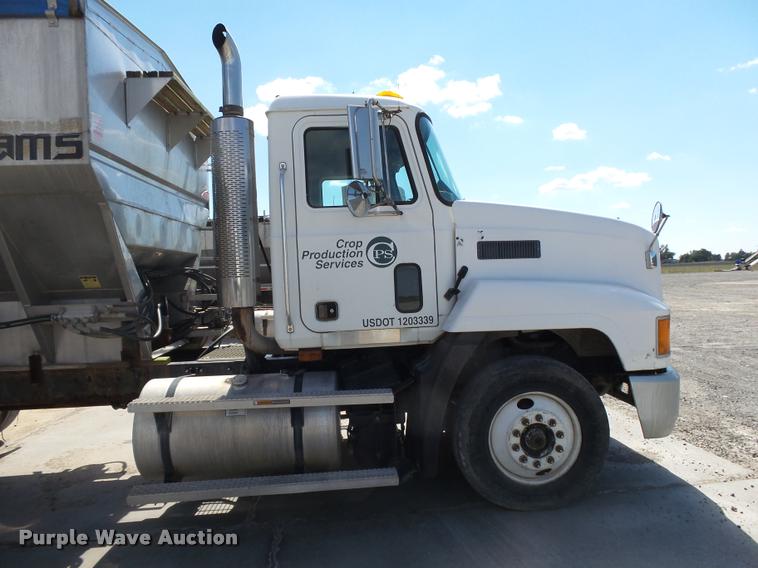 image for item K1098 2000 Mack CH613 tender truck
