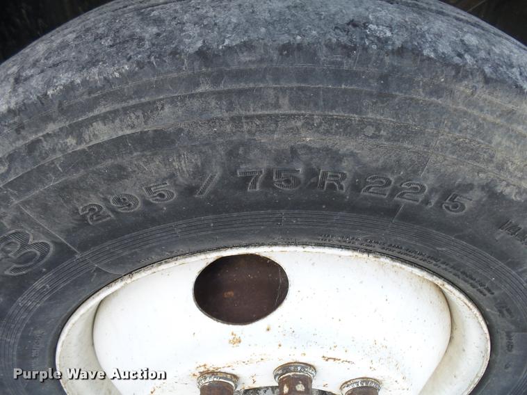 image for item K1098 2000 Mack CH613 tender truck