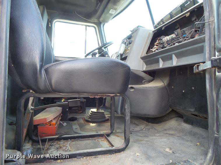 image for item K1098 2000 Mack CH613 tender truck