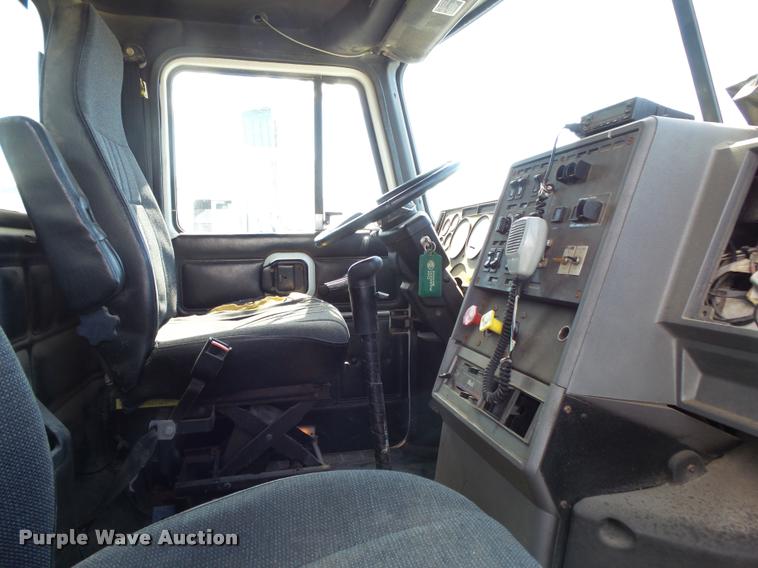 image for item K1098 2000 Mack CH613 tender truck