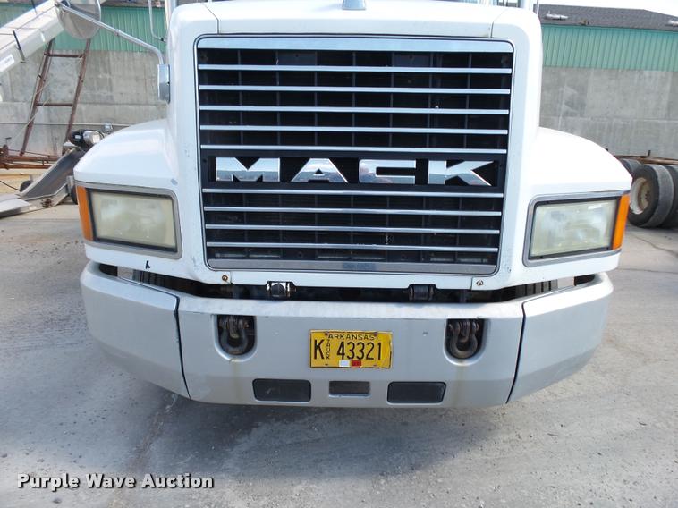 image for item K1098 2000 Mack CH613 tender truck
