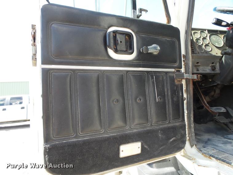 image for item K1098 2000 Mack CH613 tender truck