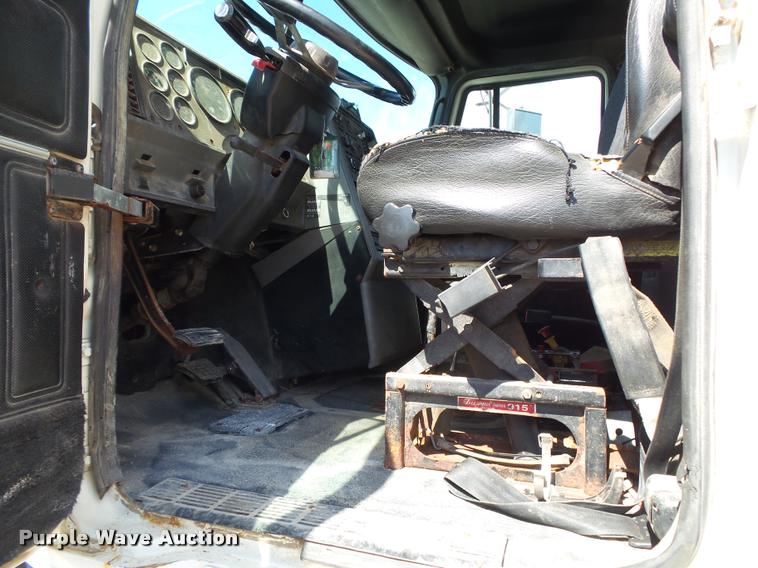 image for item K1098 2000 Mack CH613 tender truck