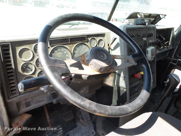 image for item K1098 2000 Mack CH613 tender truck