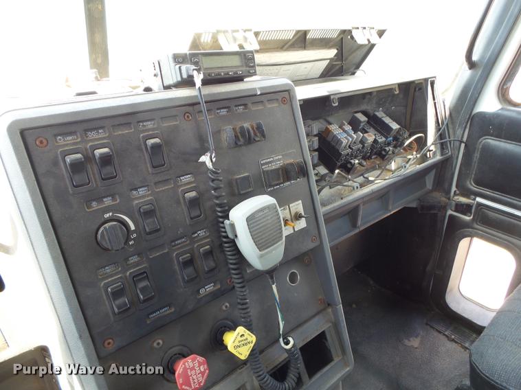 image for item K1098 2000 Mack CH613 tender truck