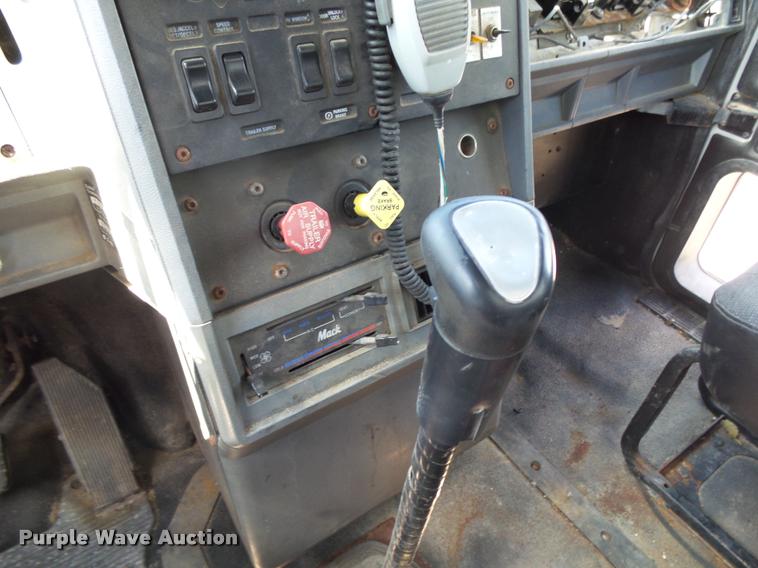 image for item K1098 2000 Mack CH613 tender truck