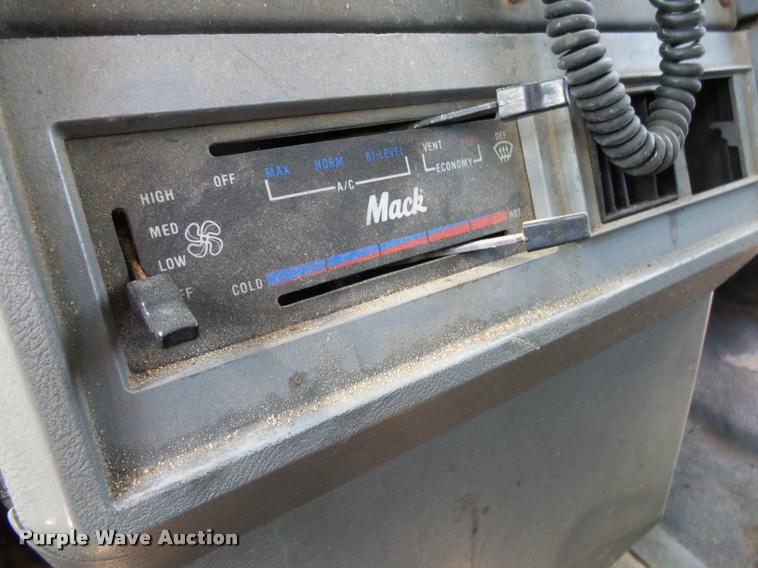 image for item K1098 2000 Mack CH613 tender truck