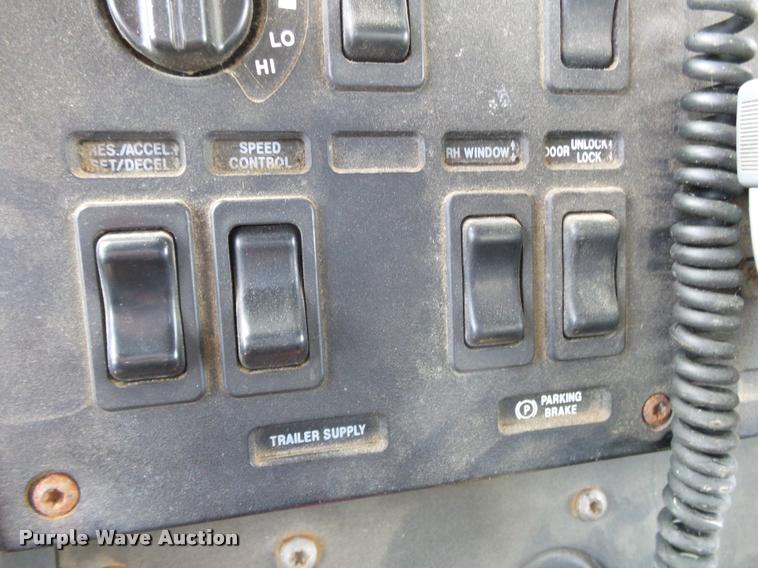 image for item K1098 2000 Mack CH613 tender truck