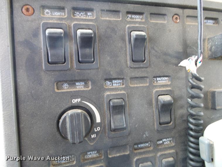 image for item K1098 2000 Mack CH613 tender truck