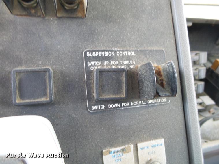 image for item K1098 2000 Mack CH613 tender truck