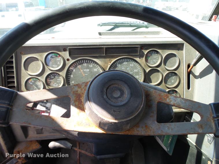 image for item K1098 2000 Mack CH613 tender truck