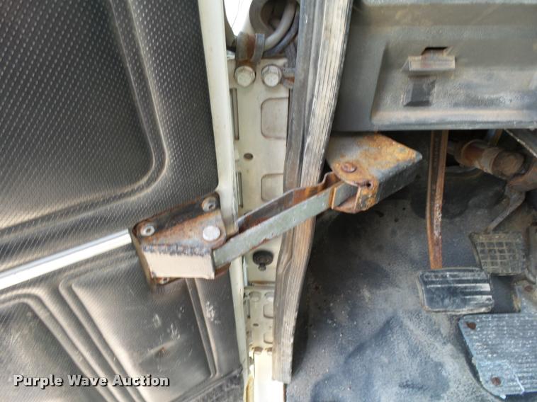 image for item K1098 2000 Mack CH613 tender truck