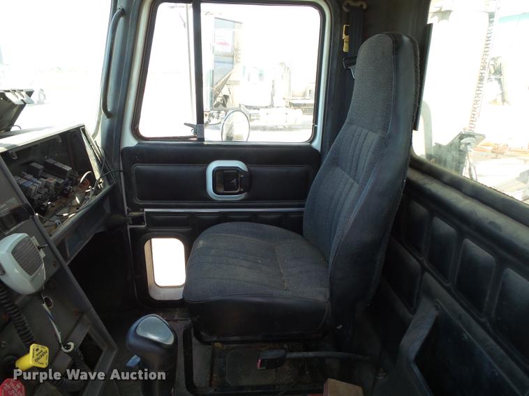 image for item K1098 2000 Mack CH613 tender truck