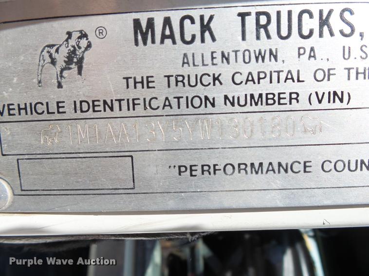 image for item K1098 2000 Mack CH613 tender truck