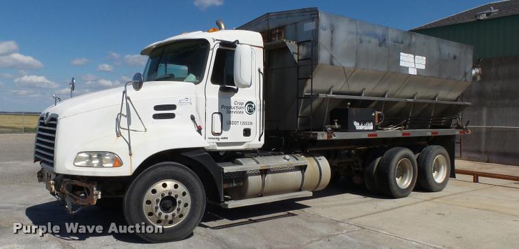 image for item K1099 2000 Mack CH613 tender truck