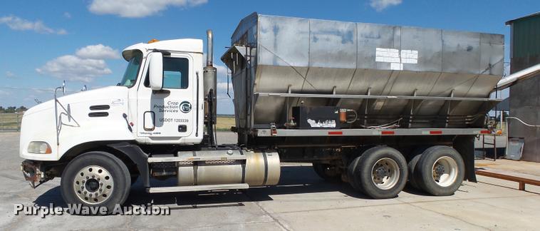 image for item K1099 2000 Mack CH613 tender truck