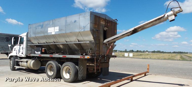 image for item K1099 2000 Mack CH613 tender truck