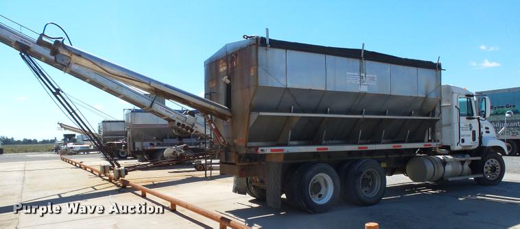 image for item K1099 2000 Mack CH613 tender truck