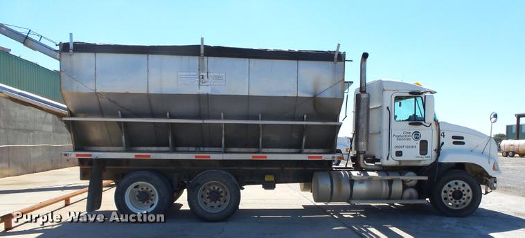 image for item K1099 2000 Mack CH613 tender truck