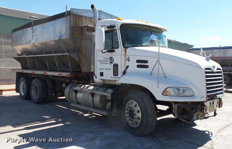 image for item K1099 2000 Mack CH613 tender truck