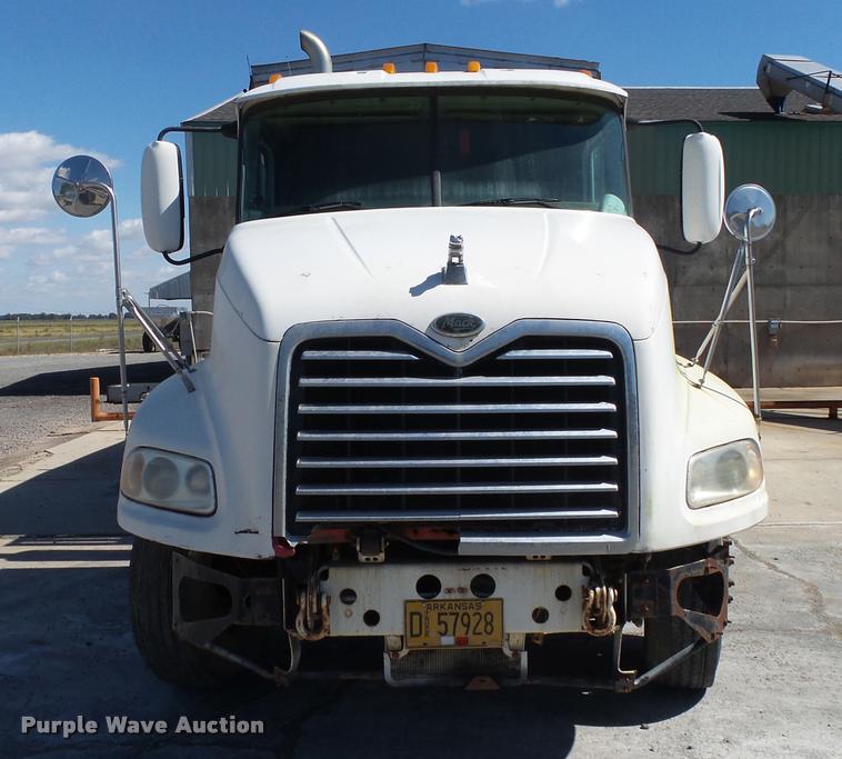 image for item K1099 2000 Mack CH613 tender truck