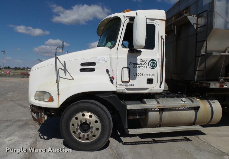 image for item K1099 2000 Mack CH613 tender truck
