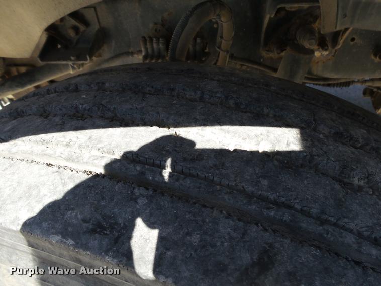 image for item K1099 2000 Mack CH613 tender truck