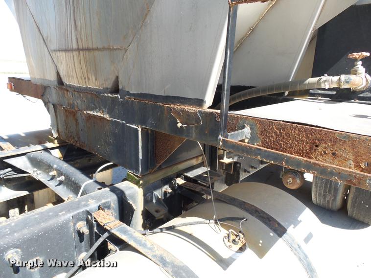 image for item K1099 2000 Mack CH613 tender truck