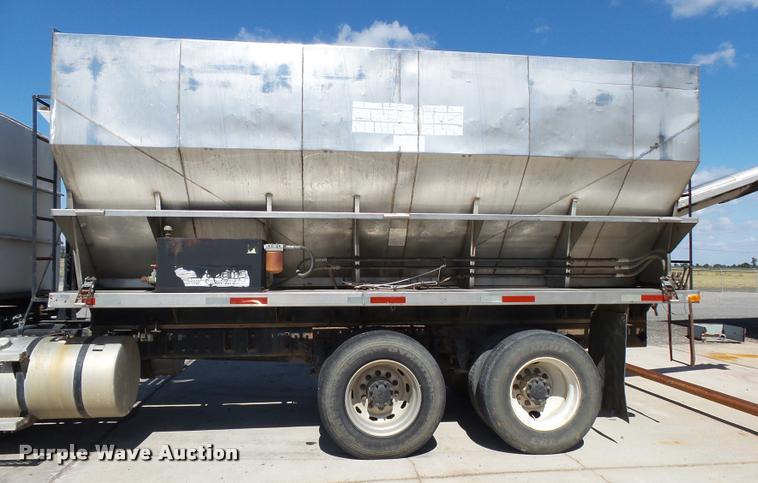 image for item K1099 2000 Mack CH613 tender truck