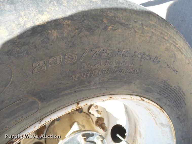 image for item K1099 2000 Mack CH613 tender truck