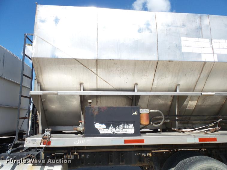 image for item K1099 2000 Mack CH613 tender truck