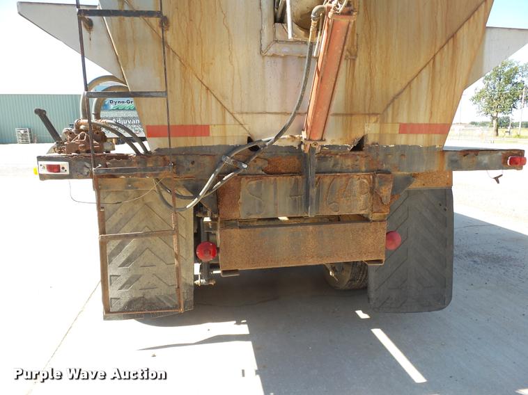 image for item K1099 2000 Mack CH613 tender truck