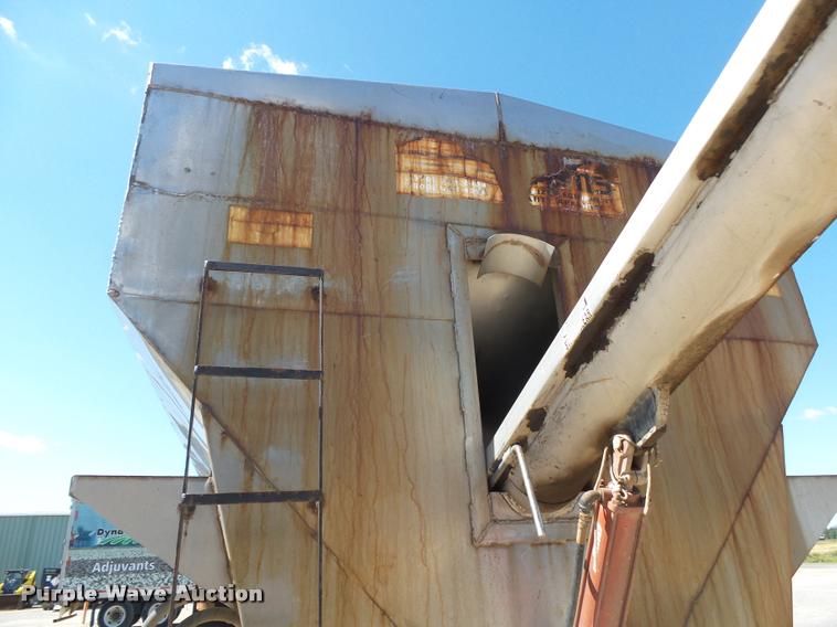 image for item K1099 2000 Mack CH613 tender truck