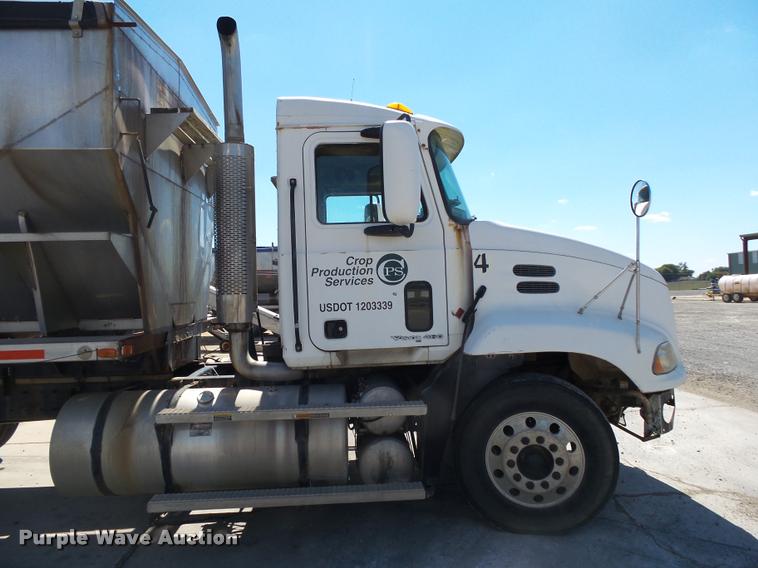 image for item K1099 2000 Mack CH613 tender truck