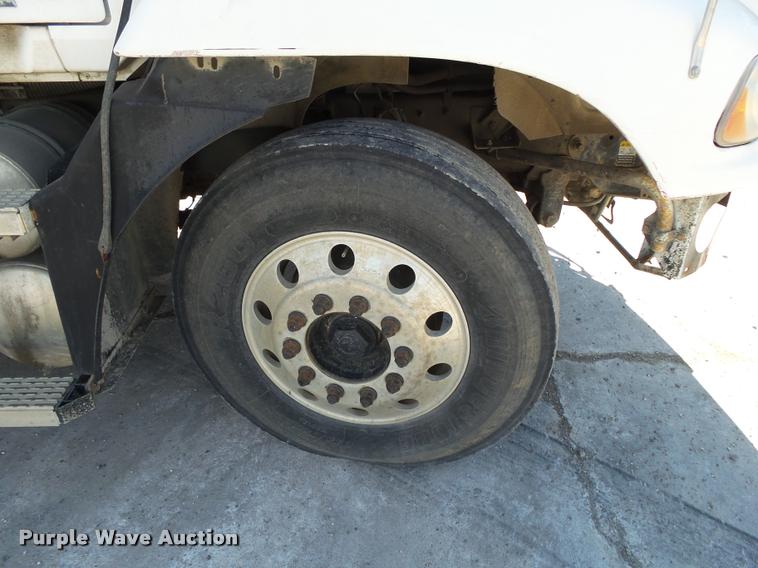 image for item K1099 2000 Mack CH613 tender truck