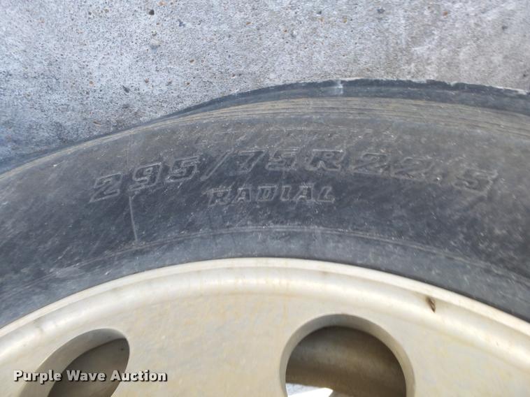 image for item K1099 2000 Mack CH613 tender truck