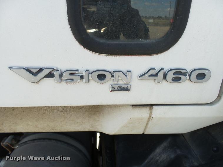 image for item K1099 2000 Mack CH613 tender truck