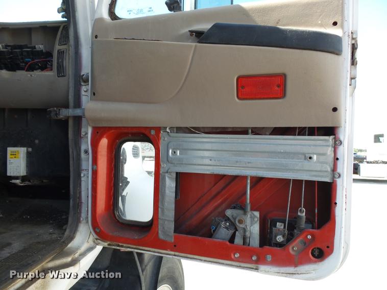 image for item K1099 2000 Mack CH613 tender truck