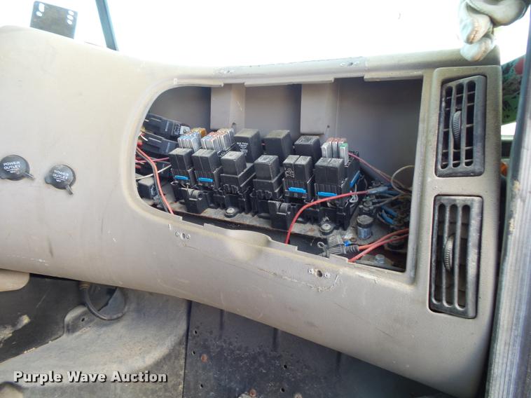 image for item K1099 2000 Mack CH613 tender truck