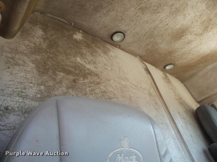 image for item K1099 2000 Mack CH613 tender truck